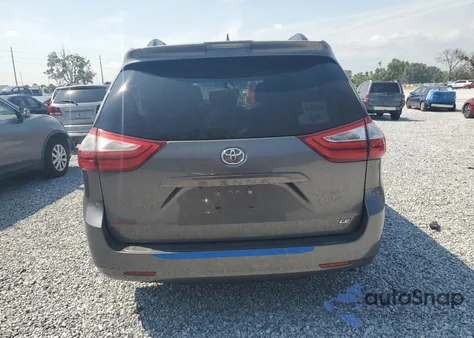 2018 Toyota Sienna Le z USA, uszkodzony, nr VIN 5TDKZ3DC0JS904370